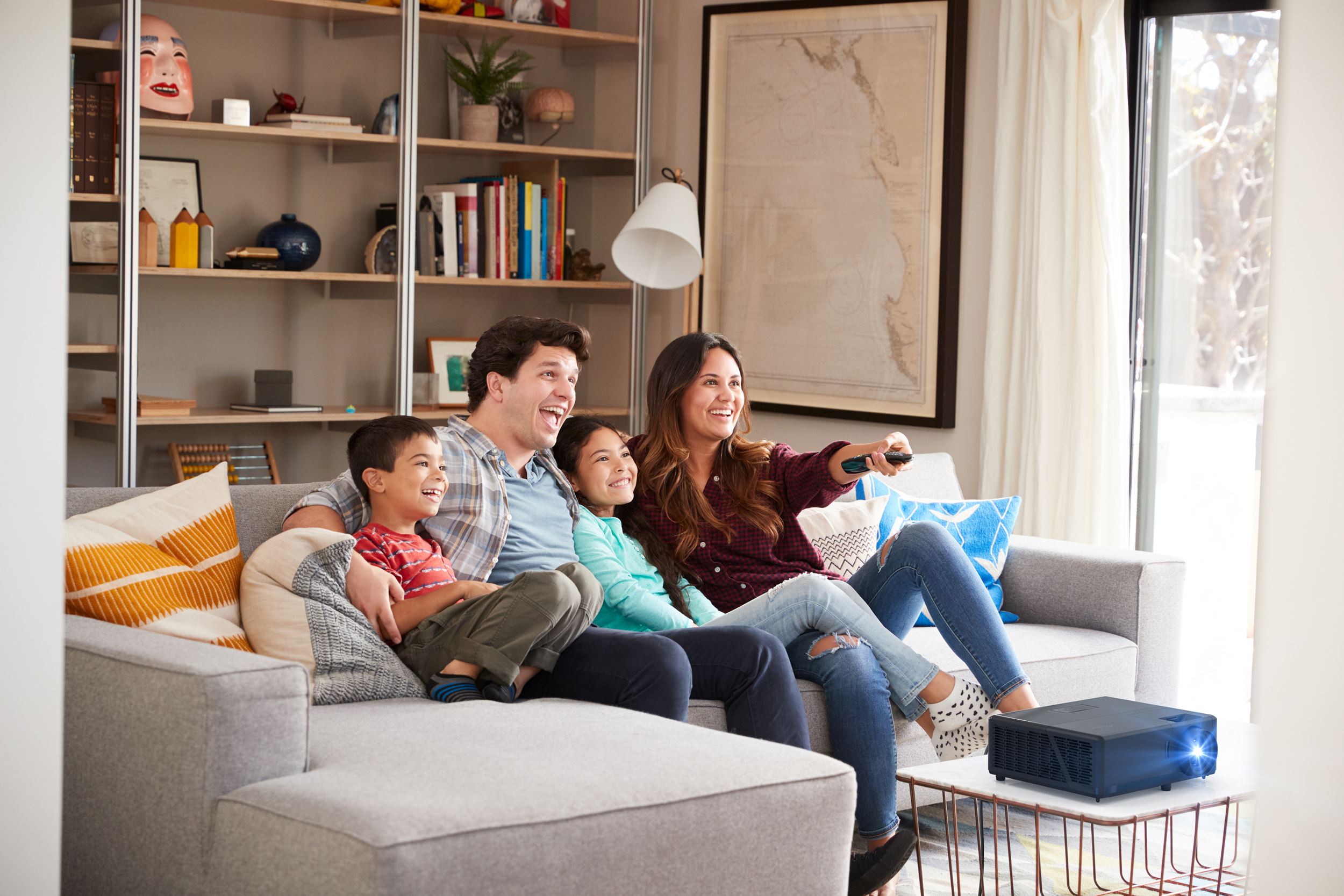 Optoma_UHZ55_sfeerfotogezin Optoma UHZ55 sfeerfoto