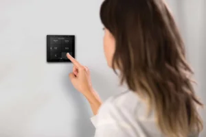 Woman-Press_Scenes_2880x1920_AdobeStock_303891743-2048x1365 Vrouw toetst muurpaneel