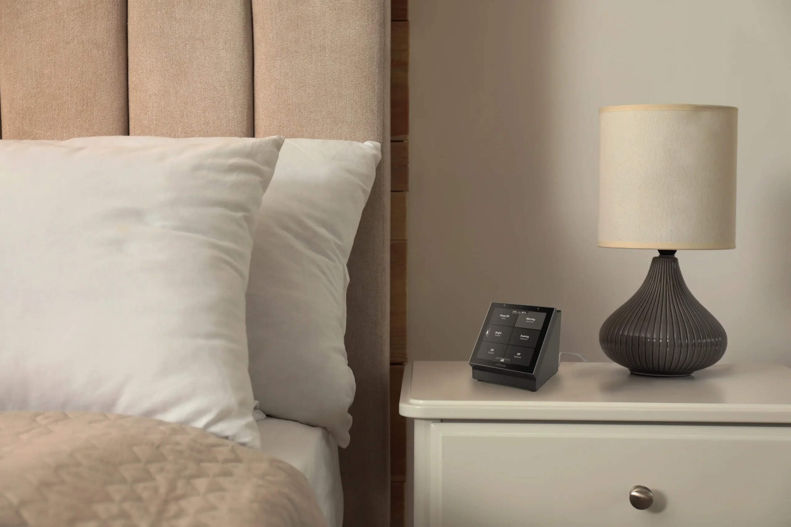 Rithum-Switch-Stand_bedroom Rithum switch met standaard voorbeeld op nachtkastje