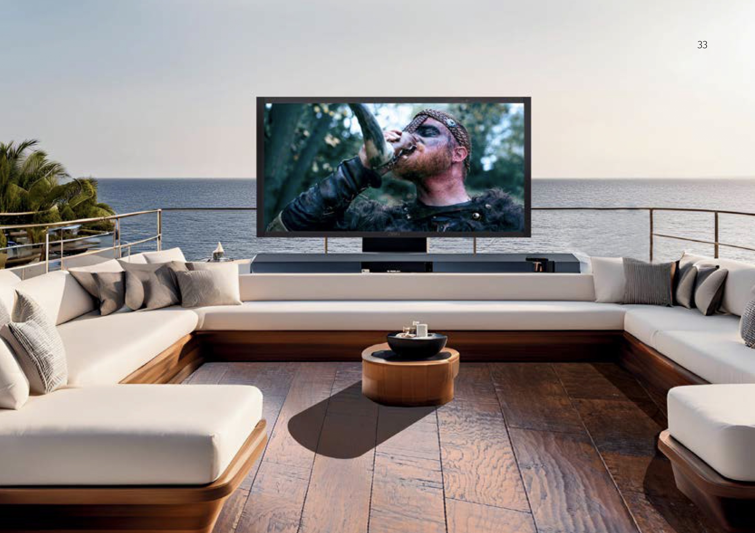 Zion TV op achterdek met uitzicht op zee
