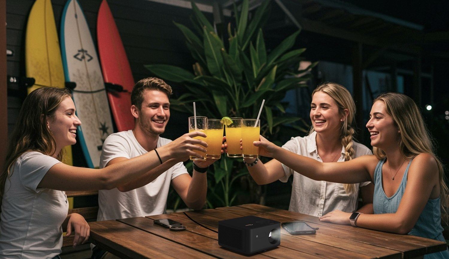 Optoma-PK31-sfeerfotometdrankjes Optoma Photon Life sfeerfoto met vriendengroep